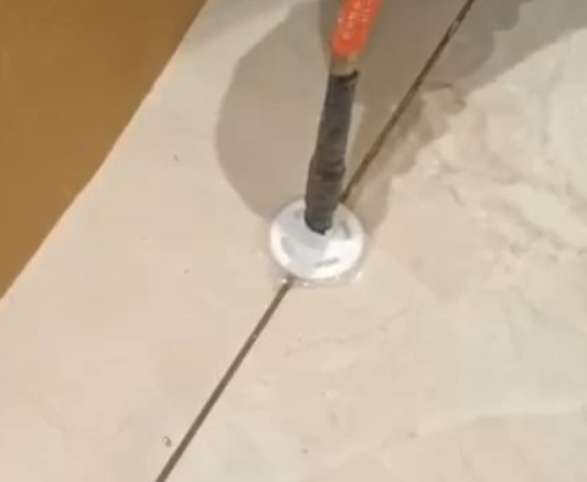 高要瓷砖空鼓维修公司专业解答瓷砖在铺贴过程中，如果没有涂抹均匀到位的粘结材料（如水泥砂浆或瓷砖胶），可能会导致以下问题