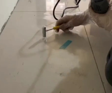 高要瓷砖开裂维修公司专业分享瓷砖在铺贴前如果没有沥干水分，将会导致以下问题