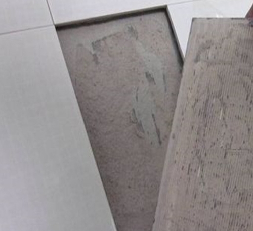 高要瓷砖空鼓维修公司分享瓷砖铺贴时如果打浆（即涂抹在瓷砖背面和基层上的砂浆或瓷砖胶）过少，会带来以下问题